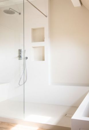 Une salle de bain épurée en HIMACS